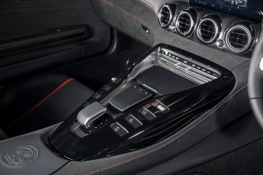 Детали интерьера Mercedes-AMG GT C (C190) 2019 года  (MY) (фото 10 из 16)